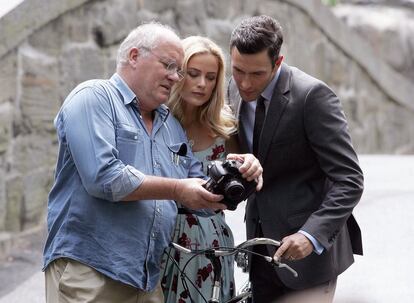 Peter Lindbergh mostra imagem em sua câmera aos modelos Carolyn Murphy e Noah Mills durante sessão de fotos para joalharia Tiffany, em 14 de maio de 2010, em Nova York.