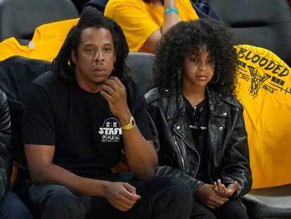 El rapero Jay-Z junto a su hija Blue Ivy Carter, en un partido de baloncesto entre los Boston Celtics y los Golden State Warriors, en San Francisco el 13 de junio de 2022.