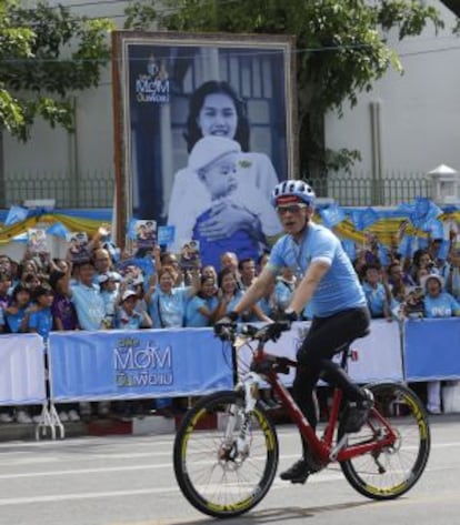 El príncep Maha Vajiralongkorn encapçala una marxa amb bicicleta per Bangkok per celebrar l'aniversari de la reina Sirikit.