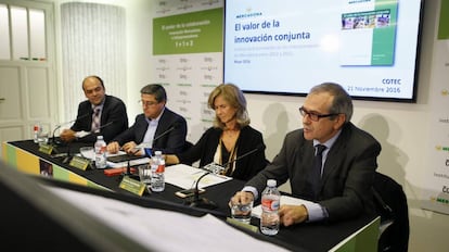 Jos&eacute; Carlos D&iacute;ez, Juan Antonio Germ&aacute;n, Cristina Garmendia y Carlos Cabrera, durante la presentaci&oacute;n del informe.
