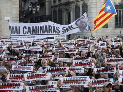 Manifestació a la plaça de Sant Jaume pels polítics presos.