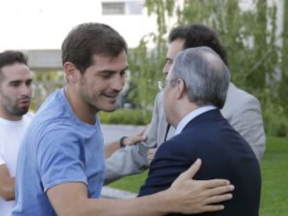 Casillas saluda a Florentino P&eacute;rez el pasado jueves.