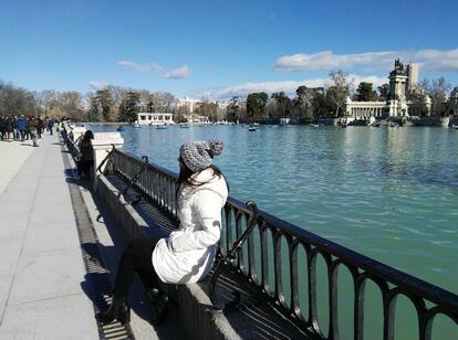 Tatiara, sentada en el parque madrileño del Retiro durante el invierno de 2019.