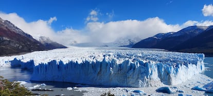 Las paredes frontales, de más de 50 metros, del glaciar Perito Moreno, visto desde las pasarelas turísticas.