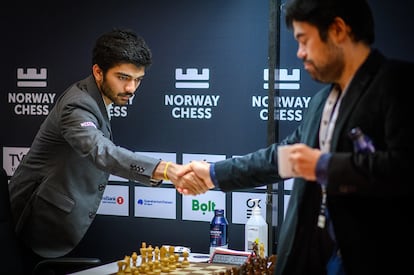 Gukesh y Nakamura se saludan al inicio de la tercera ronda del Norway Chess, este miércoles en Stavanger (Noruega)