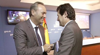 El presidente Alberto Fabra saluda al vicepresidente José Ciscar, este viernes, tras la comparecencia ante los periodistas.