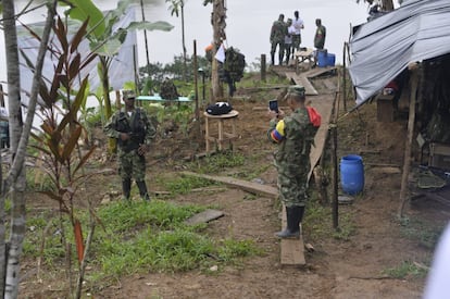 Los retrasos en la construcción de las zonas han supuesto que las FARC hayan comenzado por construir cambuches (camas) similares a los que tenían en la profundidad de la selva.