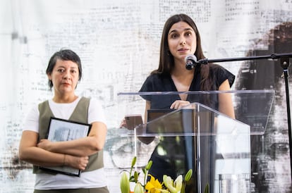 Beatriz Guillén (frente) da un discurso tras recibir el segundo lugar en el premio Breach Valdez por un reportaje realizado junto a Mónica González (izquierda).