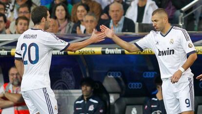 Gonzalo Higua&iacute;n (left) and Karim Benzema, two of La Liga&#039;s expensive foreign imports. 