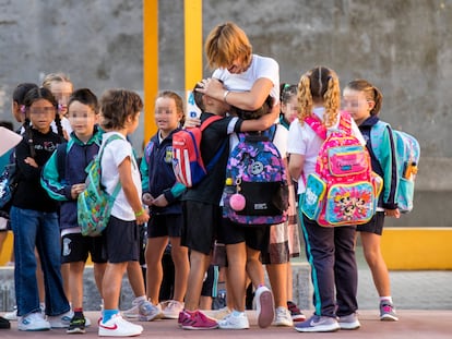 Una profesora saluda a un grupo de alumnos, la semana pasada durante el inicio del curso escolar, en un colegio de Madrid.