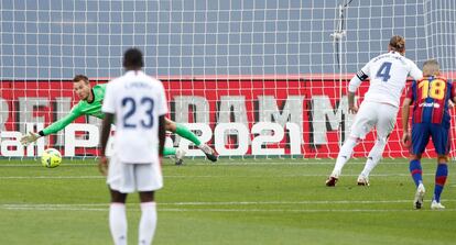 El defensa sevillano, Sergio Ramos, anota el segundo gol del Real Madrid de penalti. 