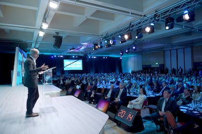 Luis Caputo habla a empresarios, en Argentina. 