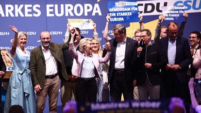El presidente del Grupo PPE en el Parlamento Europeo, Manfred Weber, la presidenta de la Comisión Europea, Ursula von der Leyen y el primer ministro Markus Soeder durante un mitin de campaña para las elecciones