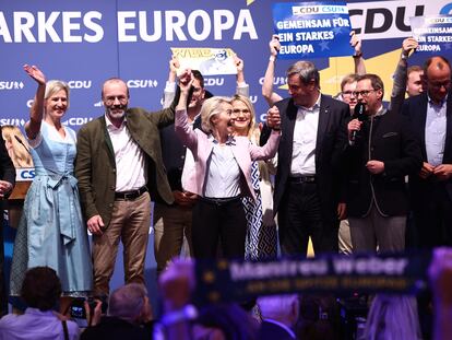 El presidente del Grupo PPE en el Parlamento Europeo, Manfred Weber, la presidenta de la Comisión Europea, Ursula von der Leyen y el primer ministro Markus Soeder durante un mitin de campaña para las elecciones, el 07 de junio de 2024.