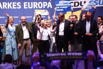 El presidente del Grupo PPE en el Parlamento Europeo, Manfred Weber, la presidenta de la Comisión Europea, Ursula von der Leyen y el primer ministro Markus Soeder durante un mitin de campaña para las elecciones