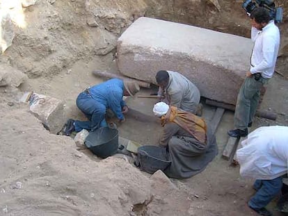 Un grupo de arqueólogos trabaja en la excavación de Saqqara.