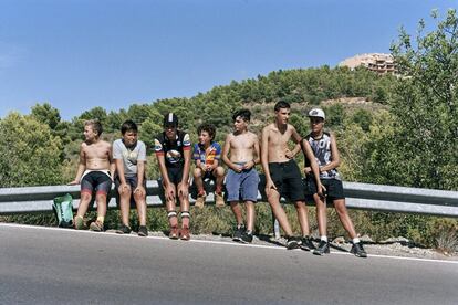 A pesar de las altas temperaturas, estos jóvenes ciclistas esperan durante horas el paso del pelotón en el puerto de la ermita de Santa Lucía, en Valencia