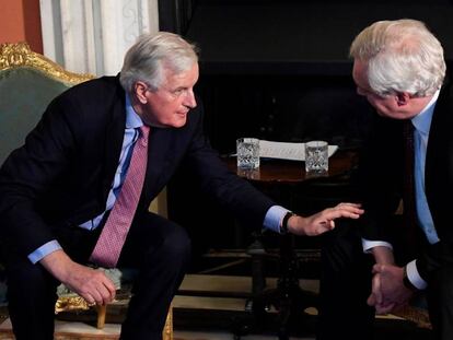 Michel Barnier (izquierda) y David Davis, en Downing Street.