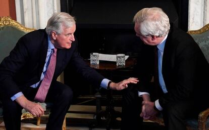 Michel Barnier (izquierda) y David Davis, en Downing Street.