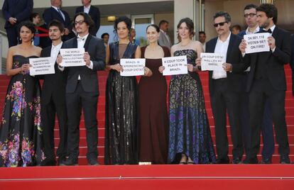 O diretor e o elenco de Aquarius protestam contra o o impeachment de Dilma Rousseff no tapete vermelho de Cannes.