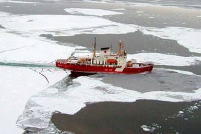 El buque <i>Amundsen,</i> fotografiado desde un helicóptero, rodeado de hielo.