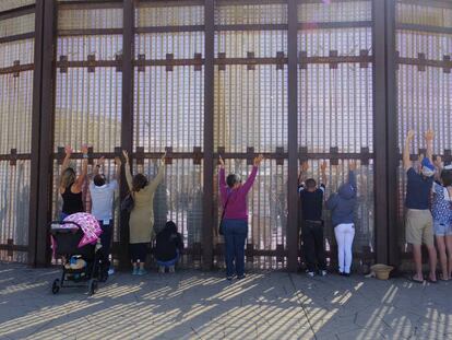 Los ciudadanos tratan de comunicarse, desde EE UU, con sus familiares en México.