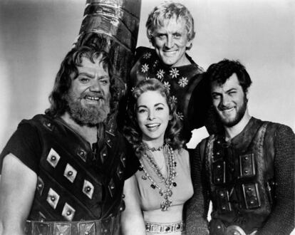 Los actores estadounidenses Ernest Borgnine, Janet Leigh, Tony Curtis y Kirk Douglas, en el rodaje de la película Los Vikingos, dirigido por Richard Fleischer.