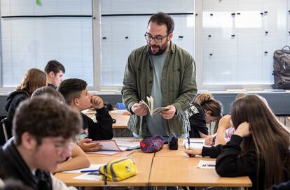 Un profesor atiende a sus alumnos en un instituto de Valencia.