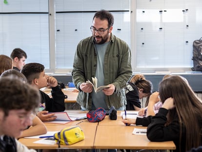 Un profesor atiende a sus alumnos en un instituto de Valencia.