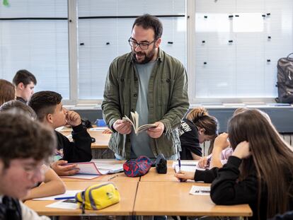 Un profesor atiende a sus alumnos en un instituto de Valencia.