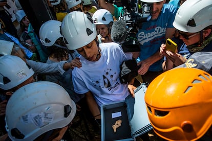 La cara del primer europeo, encontrada en el yacimiento de Atapuerca, es mostrada a los medios gráficos.