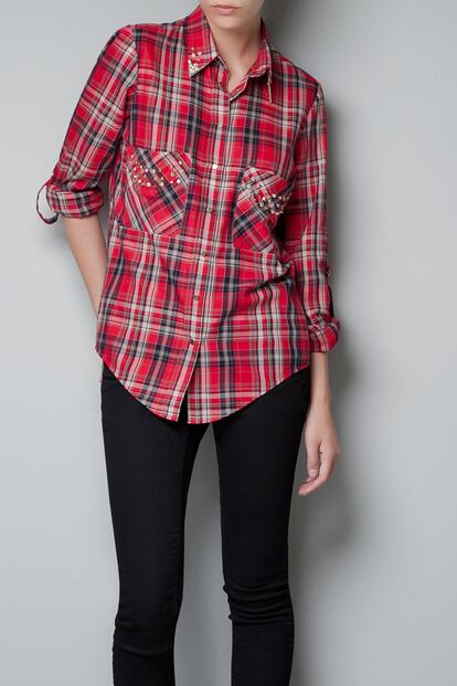 Las tachuelas son las protagonistas de esta camisa de Zara (39,95 euros).