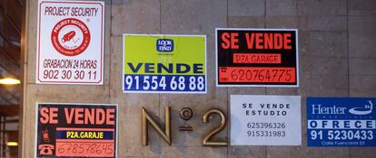 Carteles de viviendas en venta.