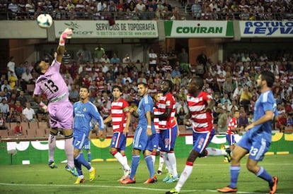 Roberto despeja un balón.