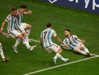 Leo Messi celebra con sus compañeros en la final entre Argentina y Francia.