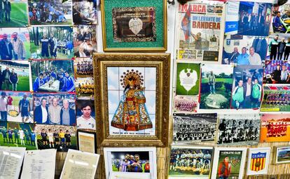 Una pared de El Raconet con fotografías, recortes de periódico, documentos antiguos y una placa conmemorativa por el ascenso del Levante UD a LaLiga SmartBank en los años setenta.