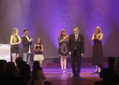 Lorenzo Valverde recibe el premio honorífico por su carrera en el teatro musical de mano de tres de sus nietos (i) y sus hijas Marta (a la izquierda) y Loreto (a la derecha).