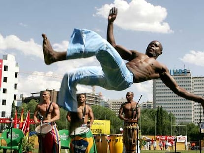 Actuación de un grupo de baile brasileño en la inauguración del III Mundialito de la Inmigración y la Solidaridad.