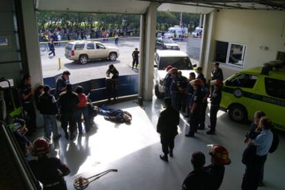 Fotografía cedida por los Bomberos Municipales de Guatemala de Agentes del Ministerio Público que rodean el cuerpo del cantautor argentino Facundo Cabral.