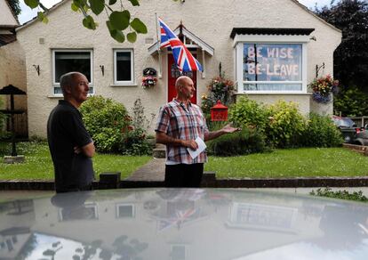 Dos vecinos discuten sobre el 'Brexit' en la puerta de su casa en Carshalton, al sur de Londres. Al fondo, la leyenda: "Be wise, Be-Leave" (Sé sabio, y un juego de palabras con el lema de la campaña a favor de abandonar la UE: 'Leave', dejar, y 'Be-Leave', leído como la palabra 'Believe', creer).