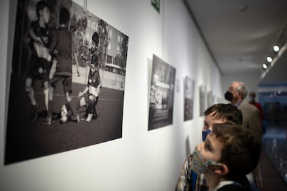 Dos niños contemplan una de las imágenes de la exposición 'Una cancha llamada Madrid'.