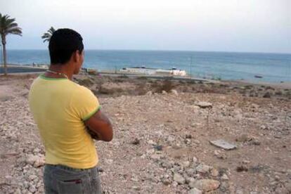 Roberto E. J., de 24 años, junto a su casa en Costa Calma, Fuerteventura