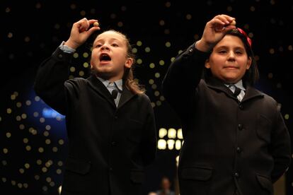 Los niños de San Ildefonso cantan el quinto premio.