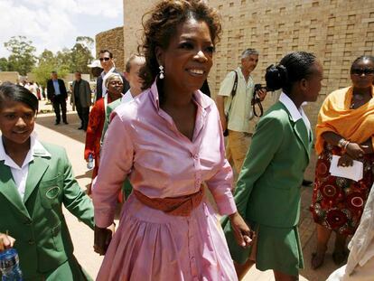 Oprah Winfrey, en la escuela que financia en Suráfrica.