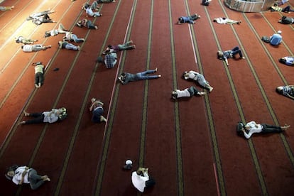 Musulmanes permanecen tumbados tras rezar con motivo del mes de ramadán en la mezquita de Istiqlal en Yakarta, Indonesia. Más de 1.500 millones musulmanes de todo el mundo (casi la cuarta parte de la población del globo) celebran el mes de ayuno de ramadán, el más importante de su calendario por constituir uno de los cinco pilares del islam.