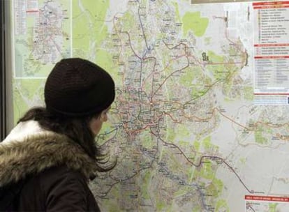 Una mujer observa el plano del metro de Madrid.
