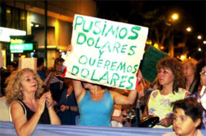 Varios argentinos se manifiestan tras el discurso en el que Duhalde advirtió del riesgo de anarquía.