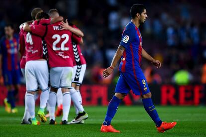 Luis Suárez pasa por delante de los jugadores del Deportivo Alavés que celebran la victoria de su equipo.