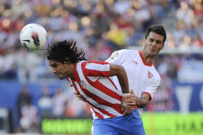 Falcao y Spahic luchan por el balón.