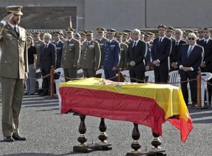 El Príncipe de Asturias, rinde honores militares al cabo Cristo Ancor Cabello, durante el funeral de Estado celebrado ayer en Las Palmas.